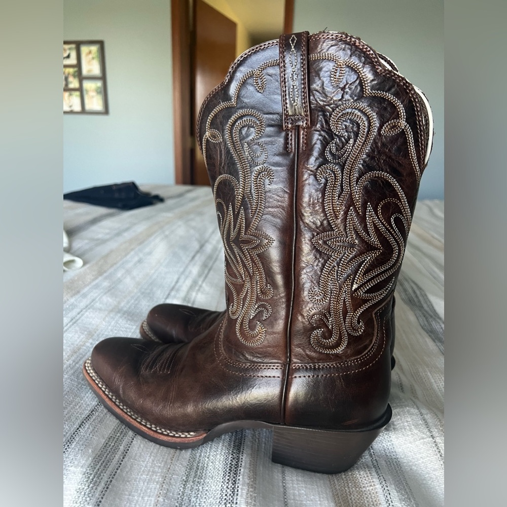 Like new Womens artiat brown leather cowboy boots